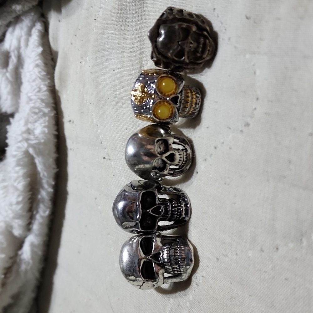 5 Skull rings assorted